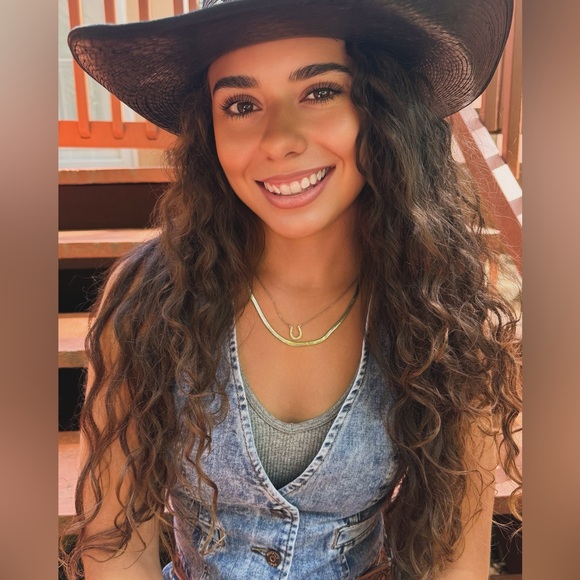 Meet your Posher, Olivia - Picture 6 of 6